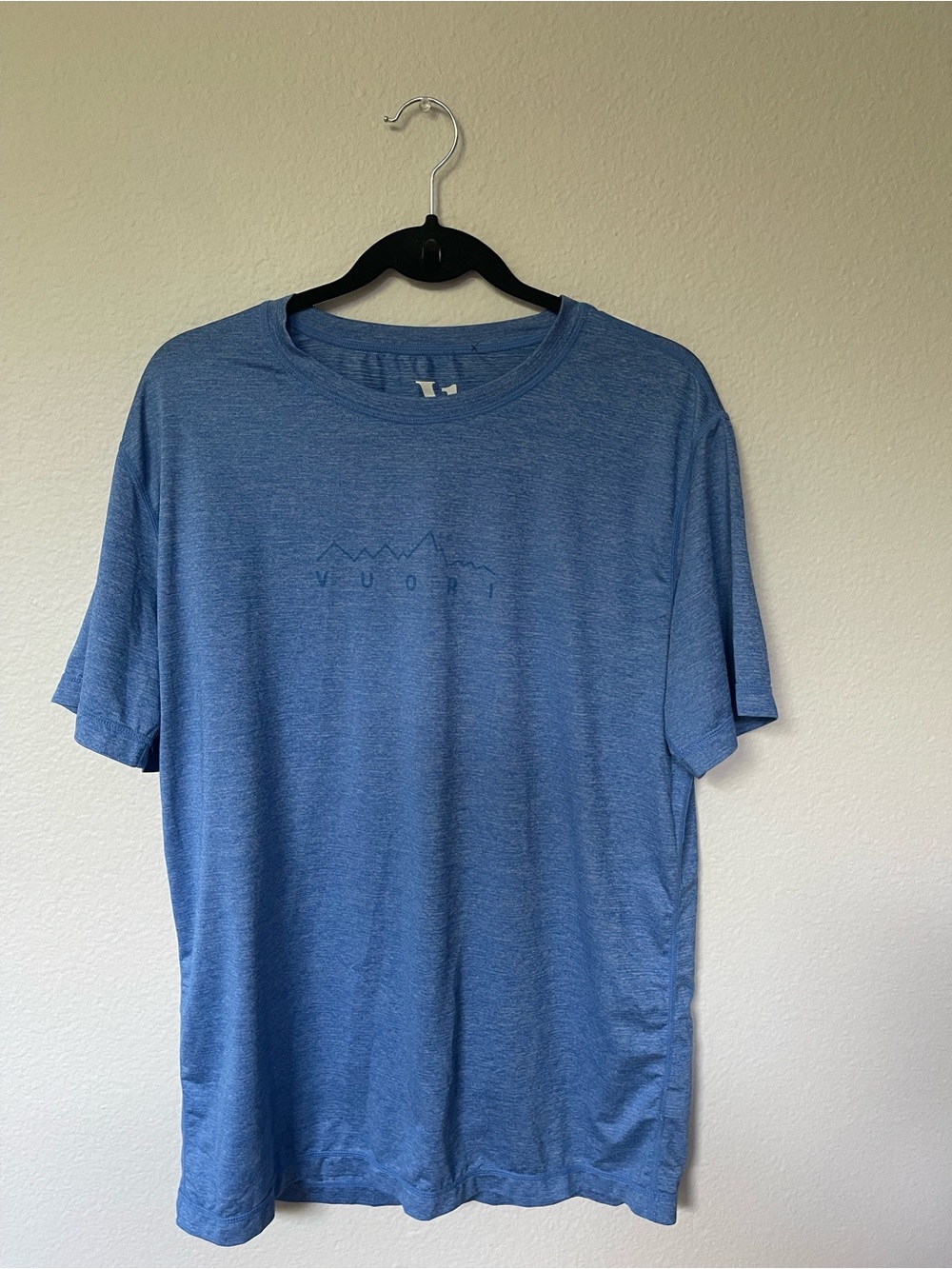 Vuori men’s tradewind performance shirt blue logo gym  size L
